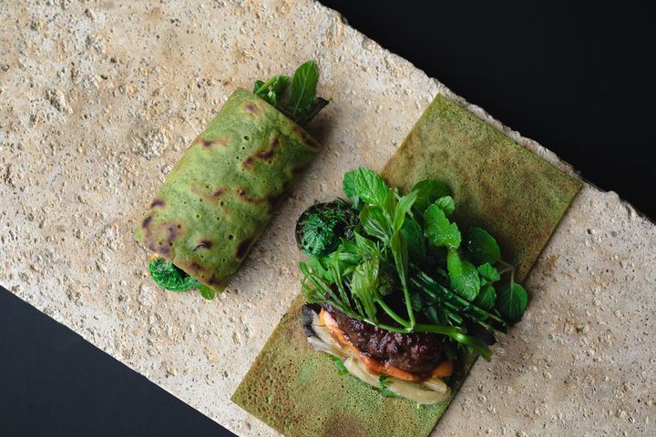 開業時から作り続ける「オーフ巻」。クマやイノシシなどのジビエや季節の山菜をクレープ風の生地で巻く。