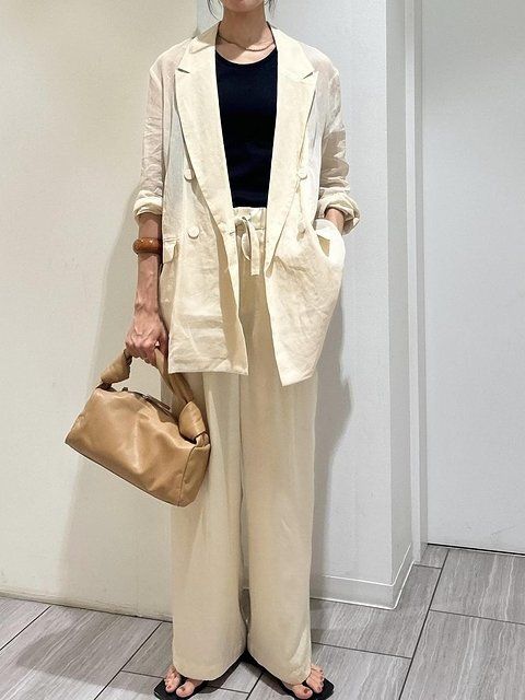 テーラードジャケットコーデ3