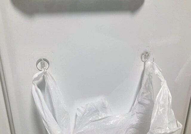 ダイソーの張って剝がせるフィルムフック（ポール受け）