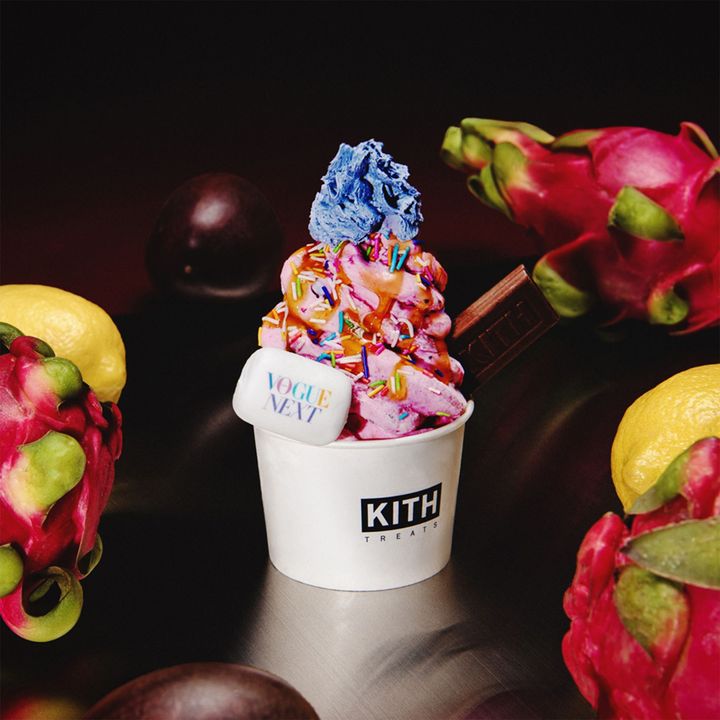 バニラアイスクリームにドラゴンフルーツ、フルーツグラノーラ、ココナッツクッキー、しゅわしゅわ弾けるラムネキャンディをミックス。ブルーホイップクリーム、甘酸っぱいパッションフルーツソース、レインボースプリンクルをトッピングし、仕上げにVOGUE NEXTマシュマロを添えた、目でも楽しめる特別なアイスが誕生！
