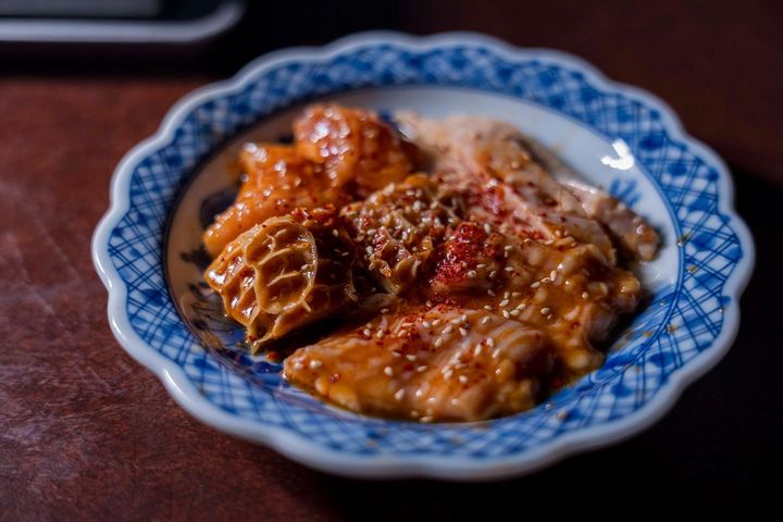 ハチノスやショウチョウなどの味噌ダレ皿。