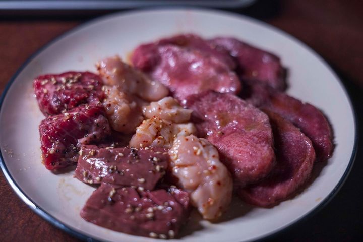 タンやハツなどの塩ダレ皿。