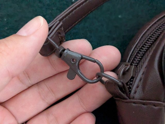 ポーチの取り外し可能な金具部分