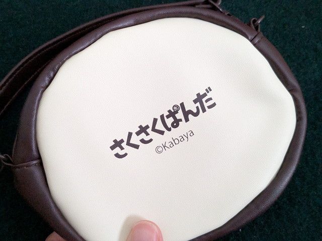 さくさくぱんだのロゴが入ったポーチ裏面