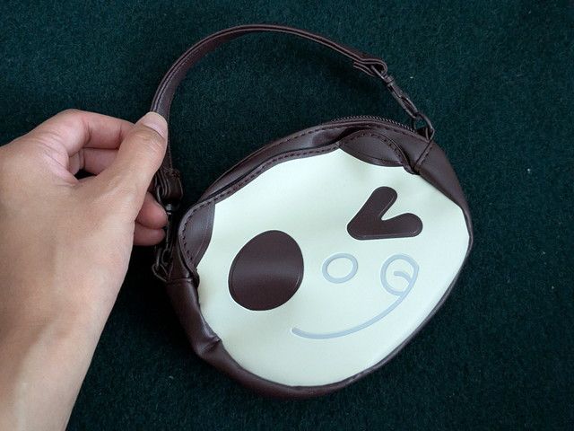 手で持ったフェイスポーチのサイズ感