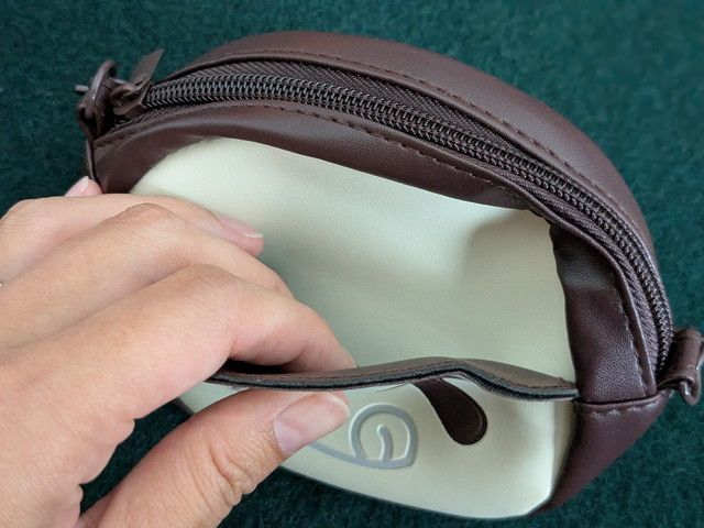 ファスナーを開けたポーチの入口部分