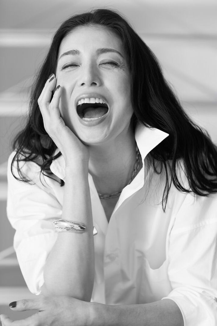 シャツ￥59,400／マディソンブルー、ネックレス￥132,000、バングル￥88,000／ともにインデアン・クラフト