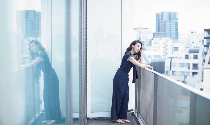 ジャンプスーツ￥69,000／ティーチ、サンダル￥39,600／イル サンダロ オブ カプリ（アマン）