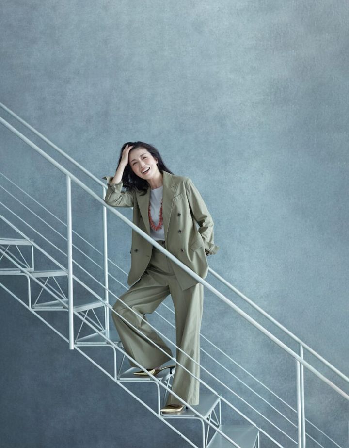 ジャケット￥59,400、セーター￥28,600、パンツ￥39,600／すべてセオリーリュクス（リンク・セオリー・ジャパン）、ミュール￥33,000／ペリーコ サニー（アマン）、ネックレス￥99,000／インデアン・クラフト