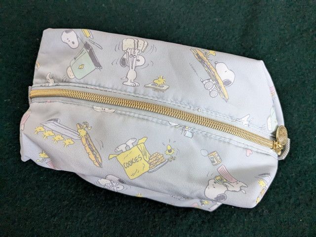 大きく開いて出し入れしやすいSNOOPYポーチの天面ファスナーとマチ