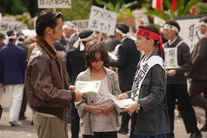 映画『宝島』より集団デモに参加するヤマコ（広瀬すず）と向き合うレイ（窪田正孝）