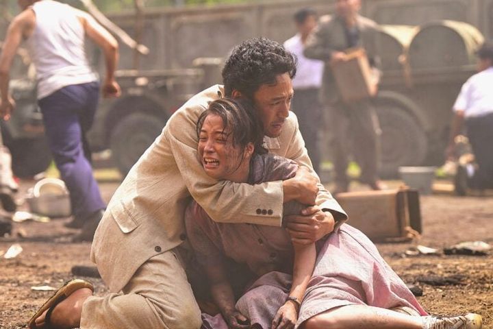 映画『宝島』より泣き崩れるヤマコ（広瀬すず）を抱きしめるグスク（妻夫木聡）