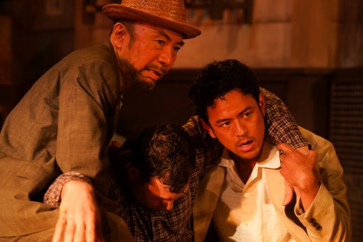 映画『宝島』よりグスク（妻夫木聡）と先輩刑事の徳尚（塚本晋也）