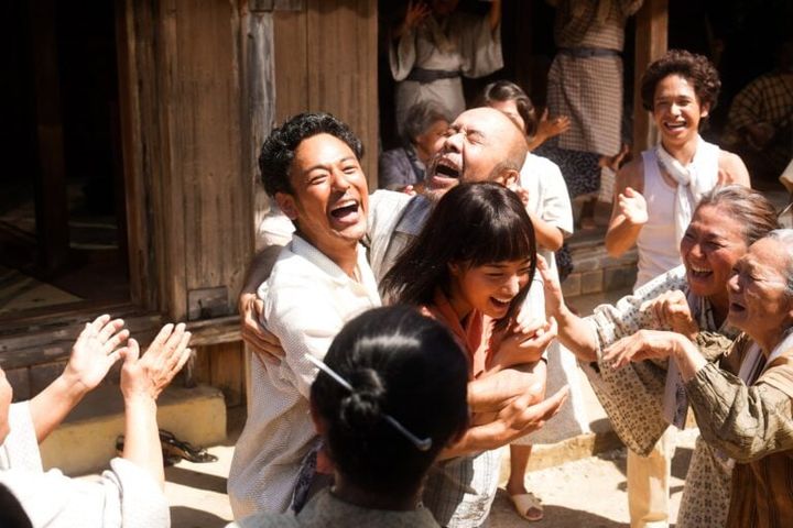 映画『宝島』より抱き合って喜ぶグスク（妻夫木聡）、ヤマコ（広瀬すず）、徳尚（塚本晋也）たち