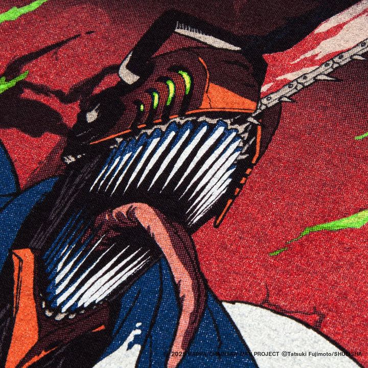 この象徴的なビジュアルを、最大サイズのシルクスクリーン15版使用し、フロントに大胆にプリント。