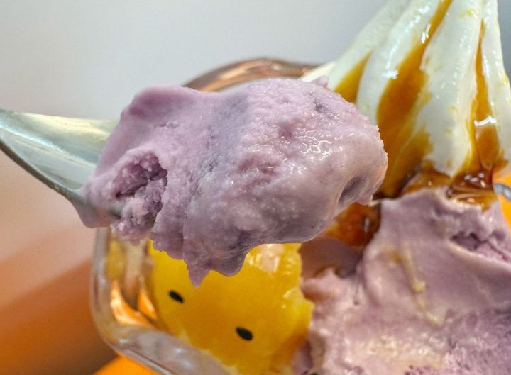 紫芋を使用した鮮やかな「紫芋アイス」と混ぜ合わせて食べるとさらに濃厚なおいもの味わいを楽しむことができます