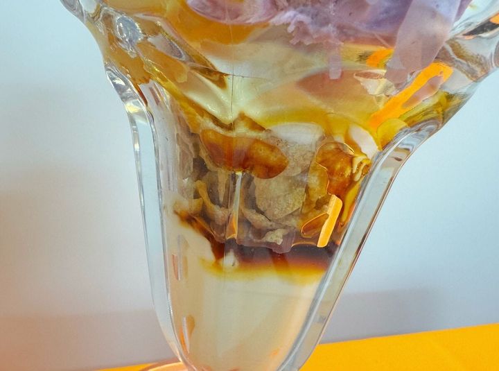 とろ～り食感のプリンや、ソフトクリーム、サクサクとしたコーンフレーク……と様々な味わいと食感が楽しめる素材が重なっていて、食べ進めるごとに味わいの変化が楽しめる仕様に