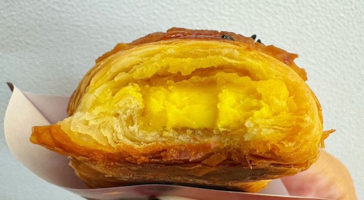 サックリとしたクロワッサン生地の中には、濃厚な安納芋クリームと安納芋チョコレートがたっぷりとイン