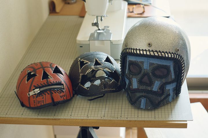 〈GIVENCHY〉2022年春夏コレクションのランウェイ用のバスケットボールを素材にしたマスク