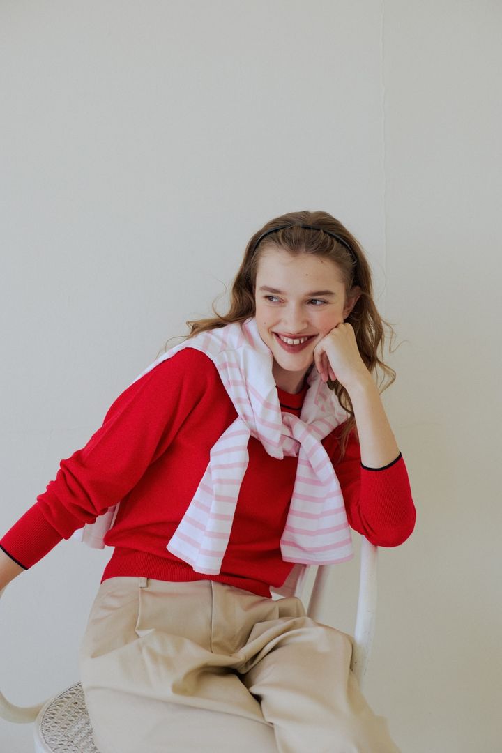 赤ニットで華やかに。フレンチガールのチノパンルック【FUDGE dig.｜ベージュのチノパンありきで3色コーデ- 01】