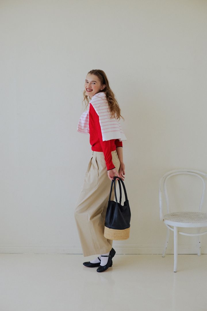 赤ニットで華やかに。フレンチガールのチノパンルック【FUDGE dig.｜ベージュのチノパンありきで3色コーデ- 01】