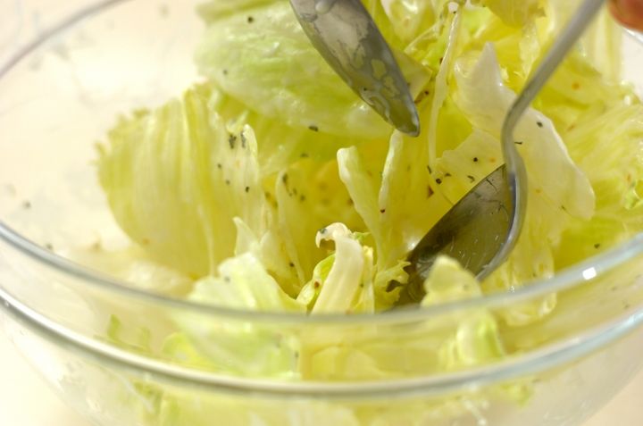 ゆで卵とレタスのサラダの作り方1