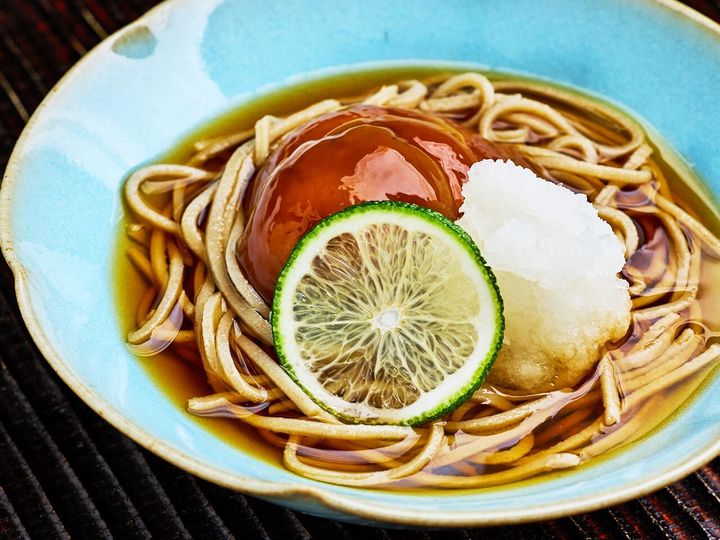 乃木坂『笄町 豪龍久保』の「なめこひやかけ蕎麦」