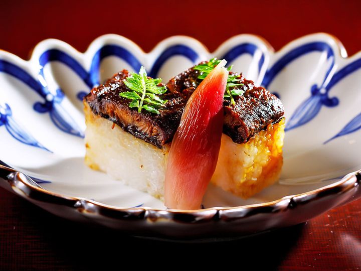 銀座『銀座 虎あら』の「鰻の押し寿司」