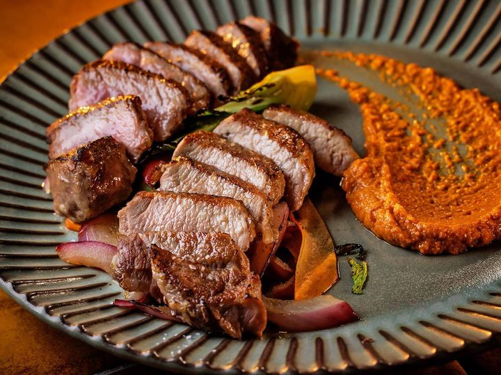 麻布十番『Atrevío』の「イベリコ豚プレッサの炭火焼き ロメスコソース」