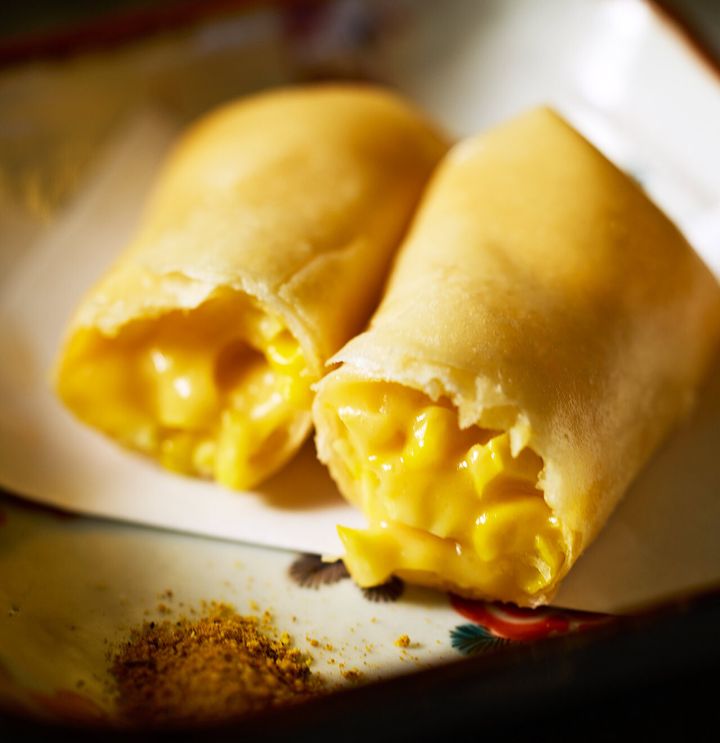 渋谷『立食 型破離』の「玉蜀黍の春巻 スパイスカレー塩」