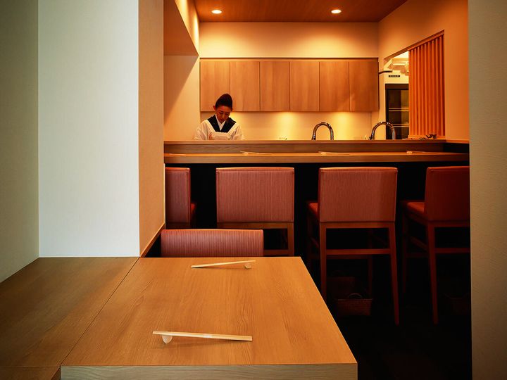 新富町『お刺身と小皿料理 小富』の内観