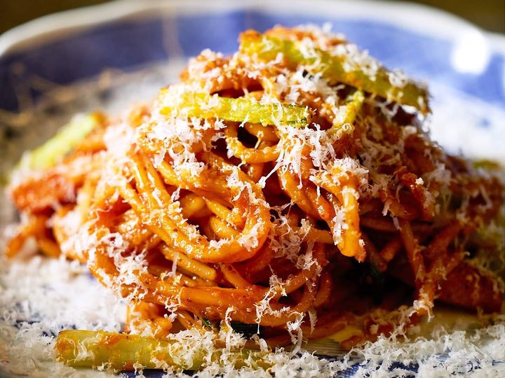 渋谷『立食 型破離』の「自家製辣油と中国野菜のナポリタン」