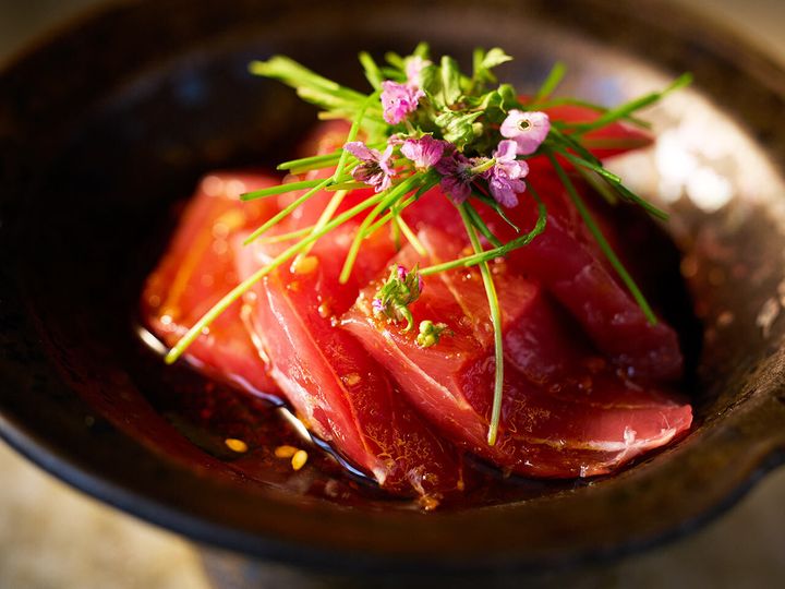 渋谷『立食 型破離』の「生本マグロ紅油ソース」