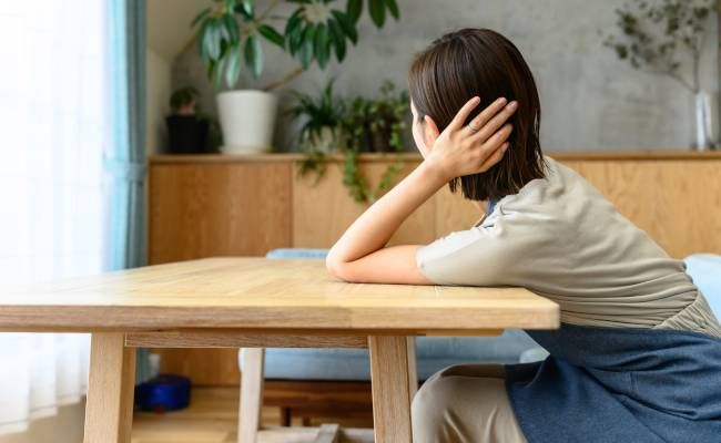 悩む女性のイメージ