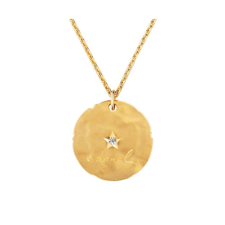 リバーシブル仕様の「タリスマン メダル」の背面には、一粒ダイヤモンドを配したスターモチーフを刻印