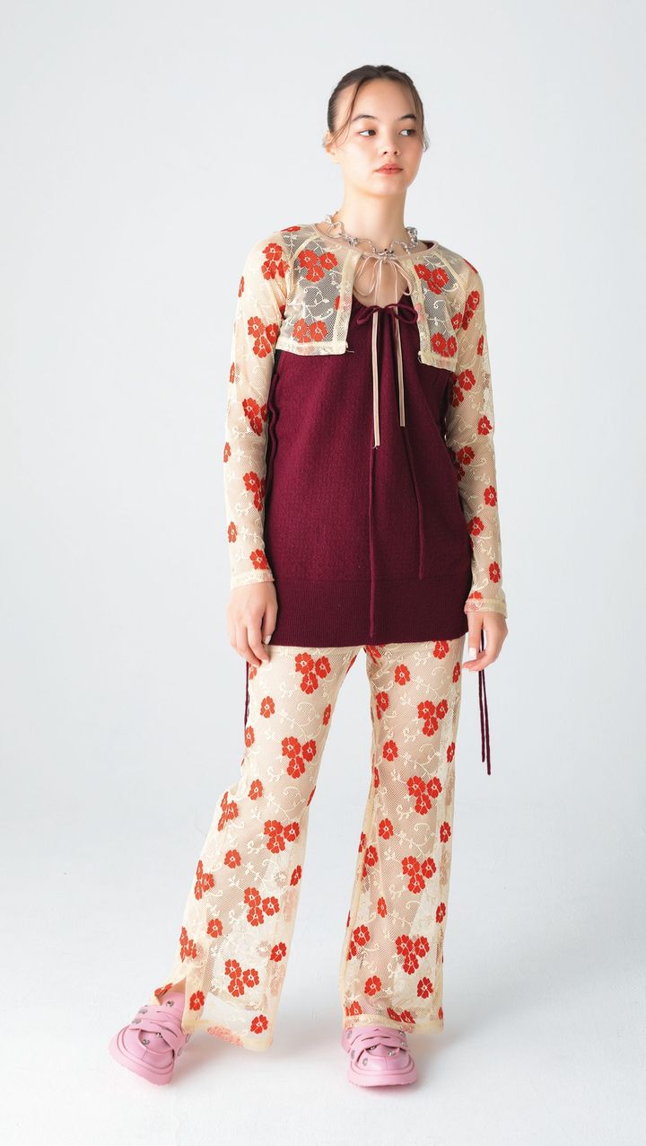 レース生地に映える真っ赤な花