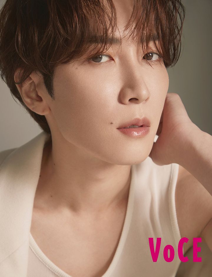 「俺らを超えられるのは、俺らしかいない」──Snow Man渡辺翔太が約2年ぶりにVOCE表紙に登場！