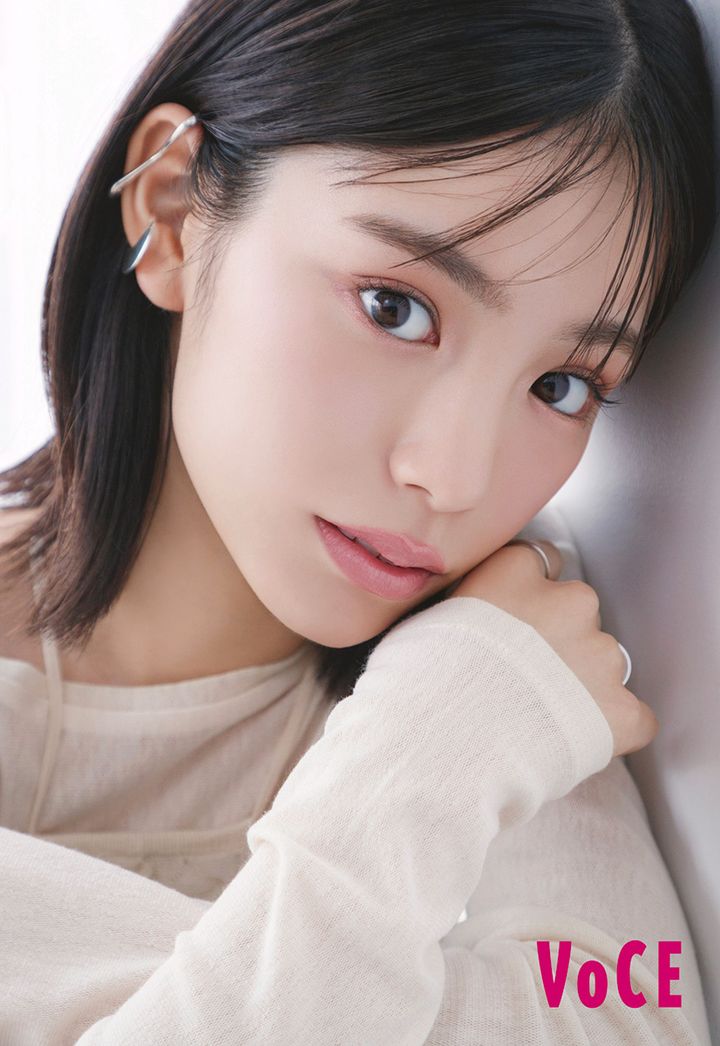 「新しい自分に出会えた気がします」。俳優・當真あみさんが、VOCE11月号で魅力あふれるさまざまなメイクを披露！