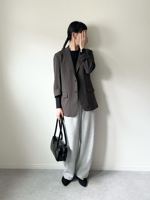 GUのブラックの「ソフトシアークルーネックT(長袖)」