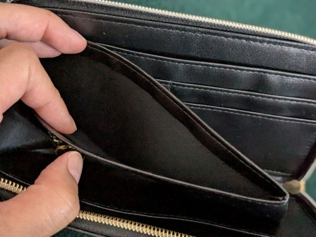 中央のファスナー付き小銭入れのアップ