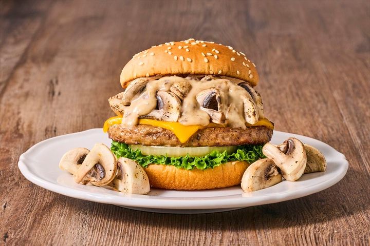 トリプルマッシュルームチーズバーガー（ポルチーニクリームソース）