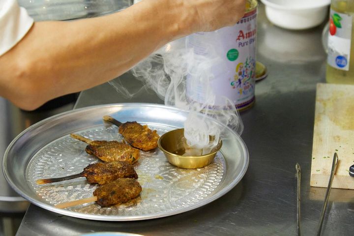 ブラックカルダモンのスモークを纏ったケバブバー