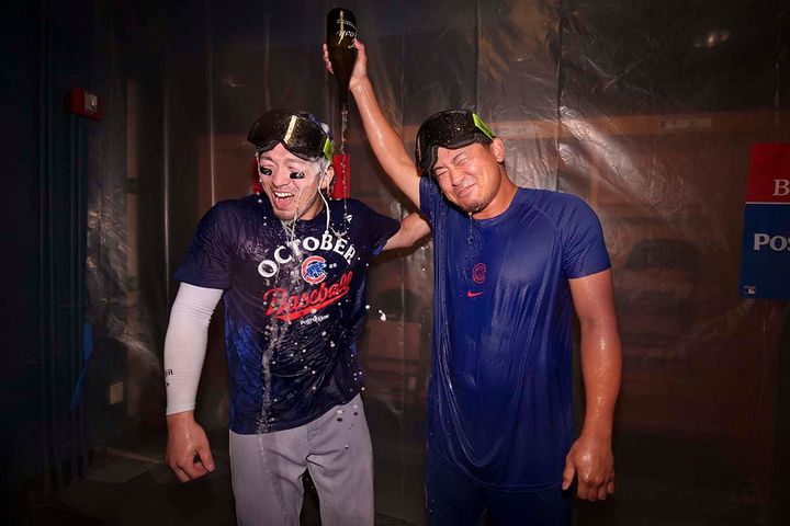 シャンパンファイトに歓喜するカブスの鈴木誠也（左）と今永昇太（C）Getty Images