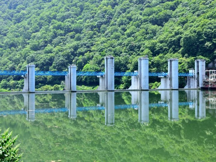 雄大な景色に溶け込み、私たちの生活を静かに見守るダム。All About ニュース編集部が実施した「ダム（中国・四国地方）」に関するアンケートの調査結果から、「好き＆行ってみたい岡山県のダム」ランキングを発表します。2位「旭川ダム」を抑えた1位は？