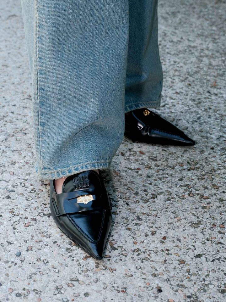 画像: シューズはmiumiu。ほぼ毎日ヒールを履くのだそう。