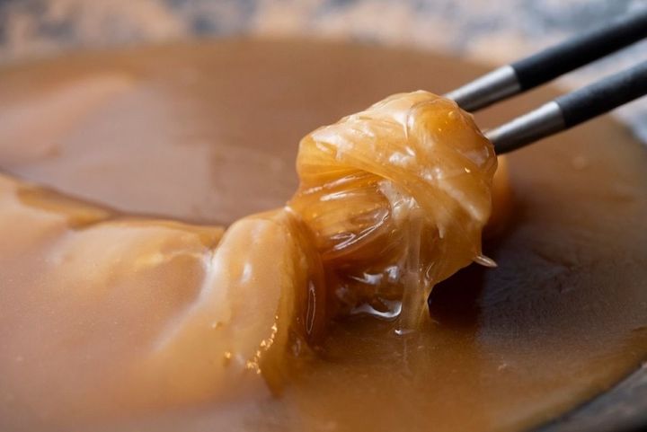 濃厚な白湯が最高品質のフカヒレを包む「気仙沼産吉切鮫尾ビレ濃厚鶏白湯姿煮込み」。