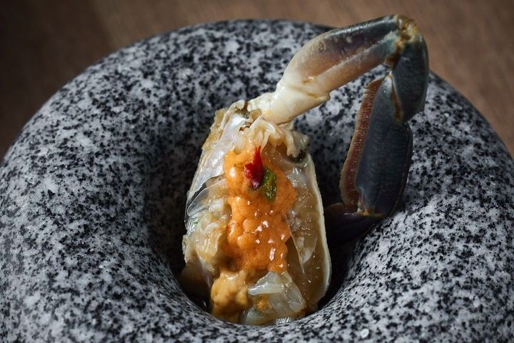 日本の新鮮な食材とタイの伝統が出合い、まったく新しいタイ料理が生まれる。