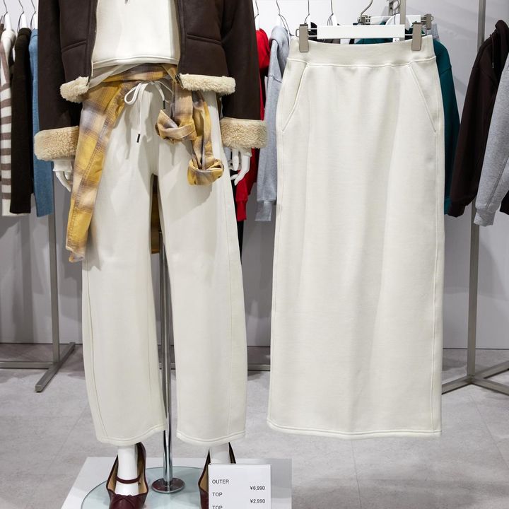 画像: （左）ヘビーウェイトスウェットバレルレッグパンツ ￥2,990（右）ヘビーウェイトスウェットナロースカート ￥2,490（いずれも税込）