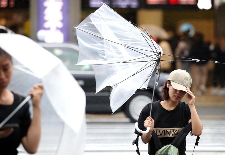 折れた傘をさす女性（2024年） 気象庁の発表にSNS騒然 トリプル台風って本