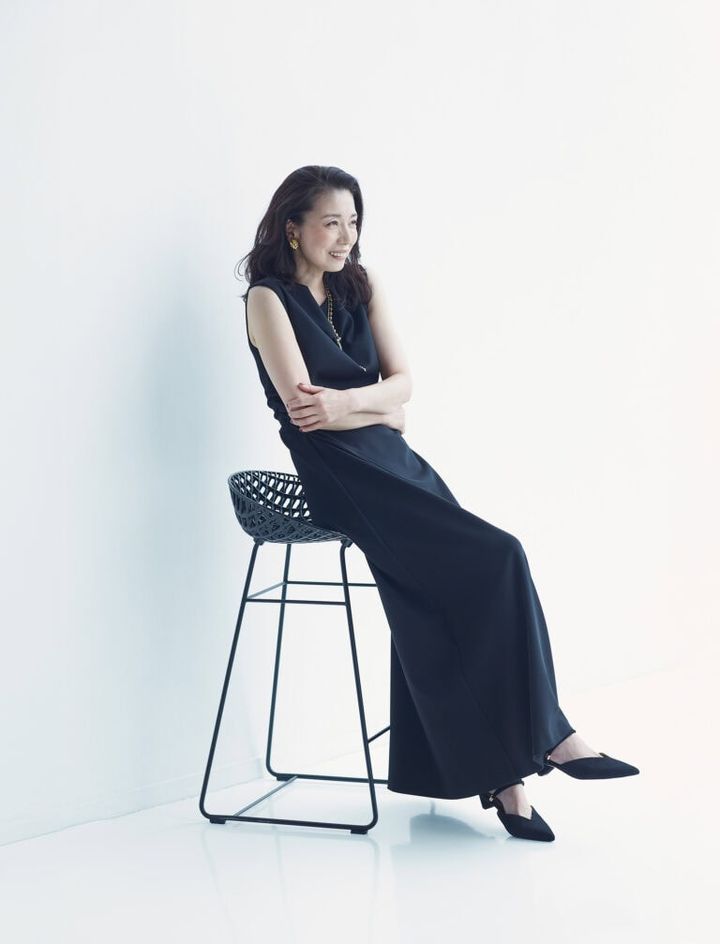 ワンピース￥97,900／オスロー、サンダル￥42,900、ネックレス￥19,800、イヤリング￥6,600／すべてダブルスタンダードクロージング（フィルム）